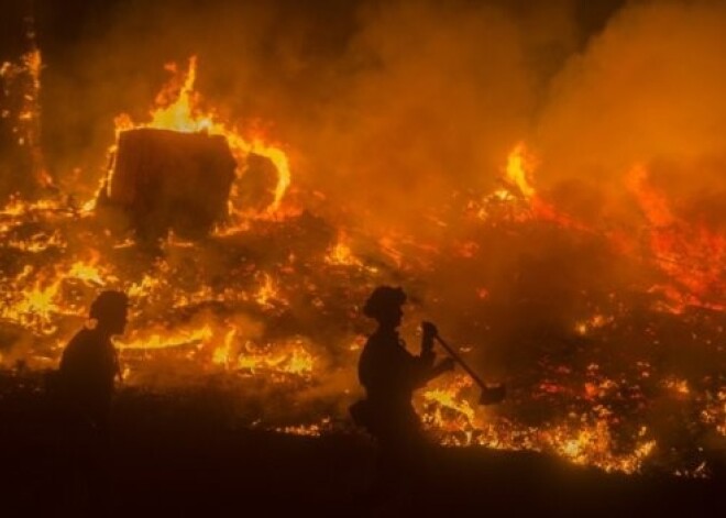 Tūkstošiem ugunsdzēsēju cīnās ar savvaļas liesmām Kalifornijā. FOTO