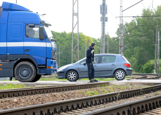 Slēgs transportlīdzekļu satiksmi uz Krustpils ielas dzelzceļa pārbrauktuves