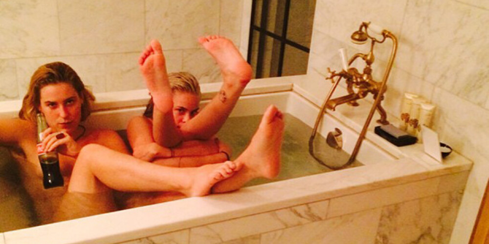 Средняя и младшая дочери Брюса Уиллиса и Деми Мур, 23-летняя Скаутт и 20-летняя Таллула позируют в ванне