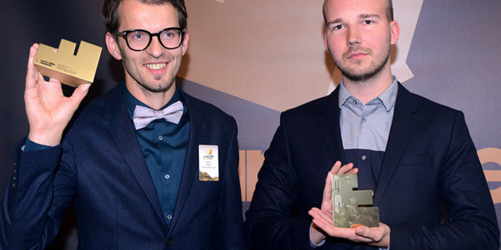 DDB Latvia izpilddirektors Andris Rubīns (no kreisās) ar balvu.