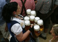 Vairāk nekā 10 eiro par kausu miestiņa - šogad Oktoberfestā alus ir visdārgākais, taču divu nedēļu laikā to parasti apmeklē miljoniem alusmīļu.