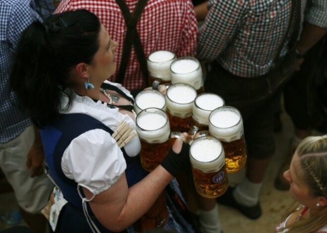 Pat rekordaugstā alus cena neattur vīrus un sievas pulcēties ikgadējā Oktoberfestā. FOTO