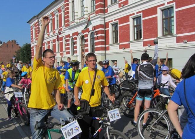 Velobrauciens "Pilsētā bez auto" Liepājā pulcē simtiem dalībnieku