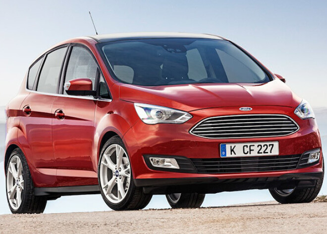 Ford C-MAX un Ford Grand C-MAX jau klauvē pie garāžas vārtiem. FOTO