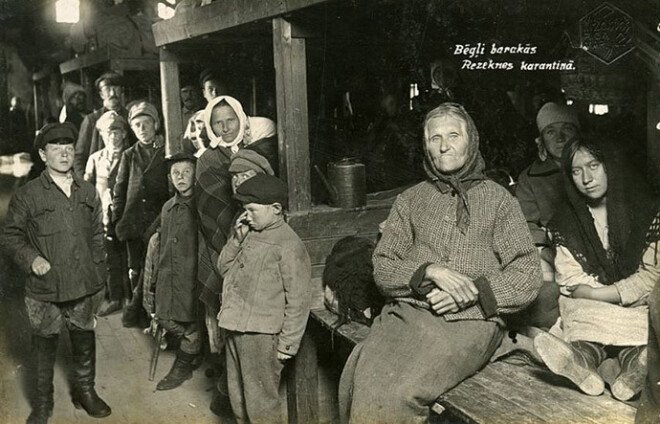 Bēgļi barakās Rēzeknes karantīnā. Mārtiņa Lapiņa fotogrāfija no 1922. gadā Latvijas Bēgļu Re-evakuācijas izdotā albuma „Latvijas bēgļu atgriešanās”.