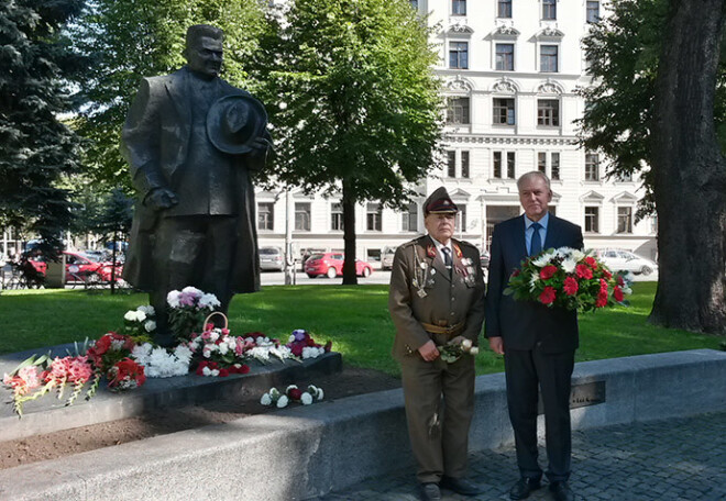 Augusts Brigmanis pie Kārļa Ulmaņa pieminekļa šī gada 4. septembrī noliek ziedus viņa 137. dzimšanas dienā.