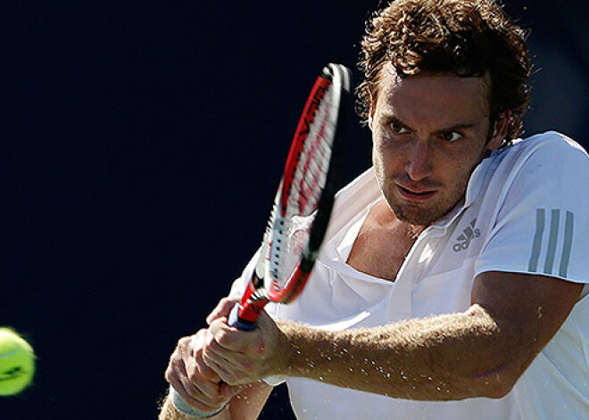 Gulbis trijos setos uzveic Pečneru un iekļūst ceturtdaļfinālā