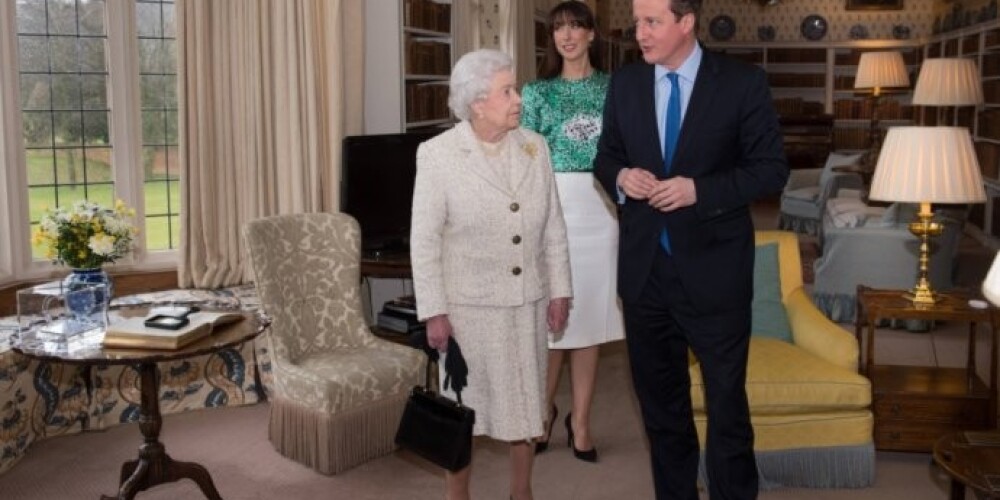 Кэмерон нарушил правило, согласно которому все беседы между премьером и монархом необходимо держать в секрете