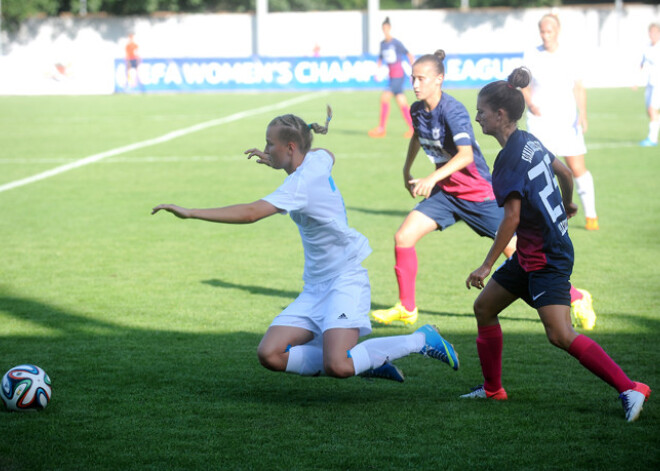 Rīgas Futbola skolas meitenes šosezon izcīna visas Latvijas trofejas