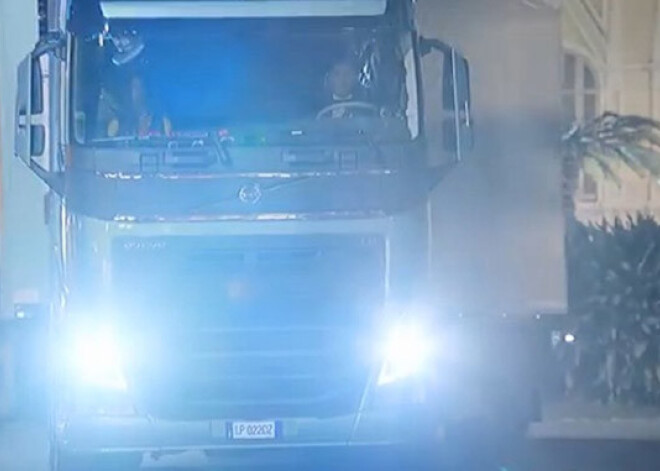 Līdz asarām: Volvo kravinieks pārsteidz viesnīcas personālu. VIDEO