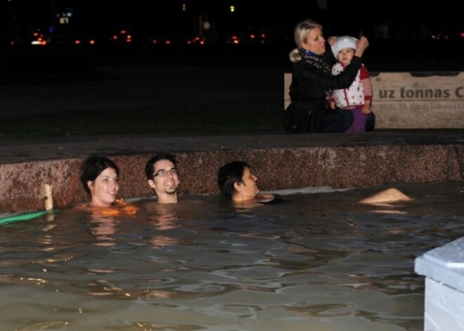 Salsti? Rīgas centrā par velti var nobaudīt siltu peldi strūklakā. FOTO