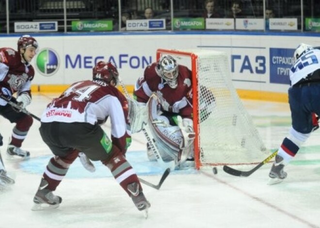 Rīgas "Dinamo" izgāž spēles sākumu un bezcerīgi zaudē "Slovan"