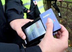 Elektronisko biļešu ieviešana Rīgā izmaksāja aptuveni 15,65 miljonus eiro, bet sistēmas uzturēšana katru gadu prasa aptuveni 7,8 miljonus eiro.