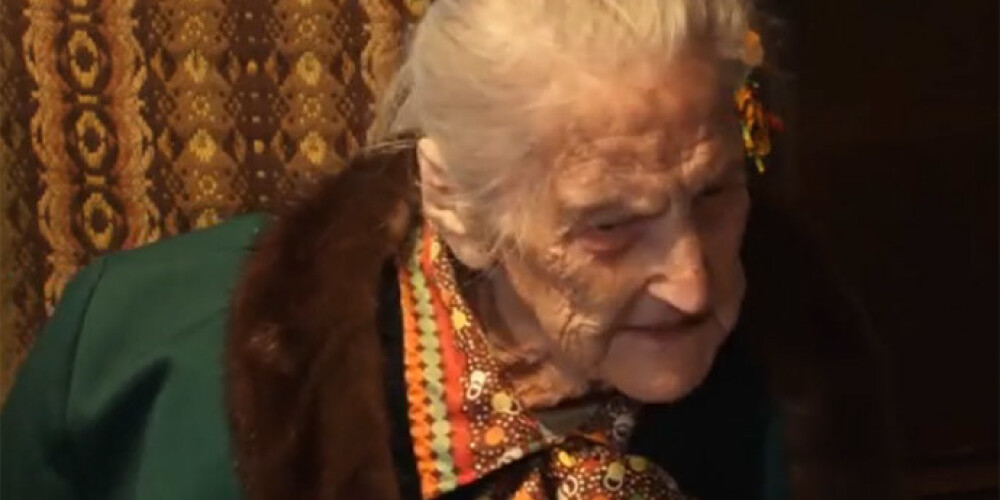 Savos 100 gados Zetiņtante no Valdemārpils turas braši un arī pasmejas par savām dzīves gaitām, par puišiem sacīdama: „To jau nevar stāstīt. Bet tie bija ar, tā nebij, ka nebija…”