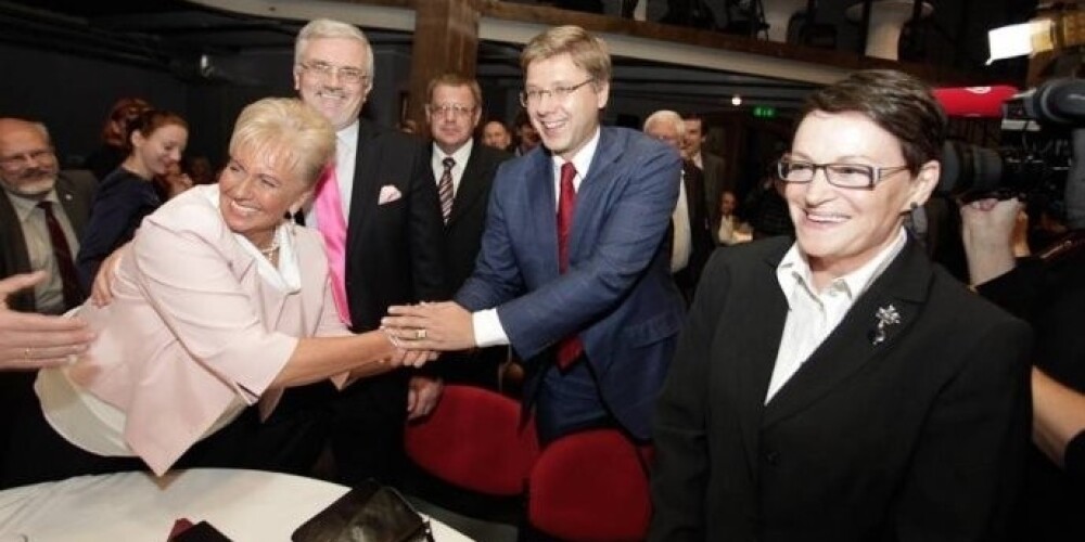 Нил Ушаков принимает поздравления от членов партии