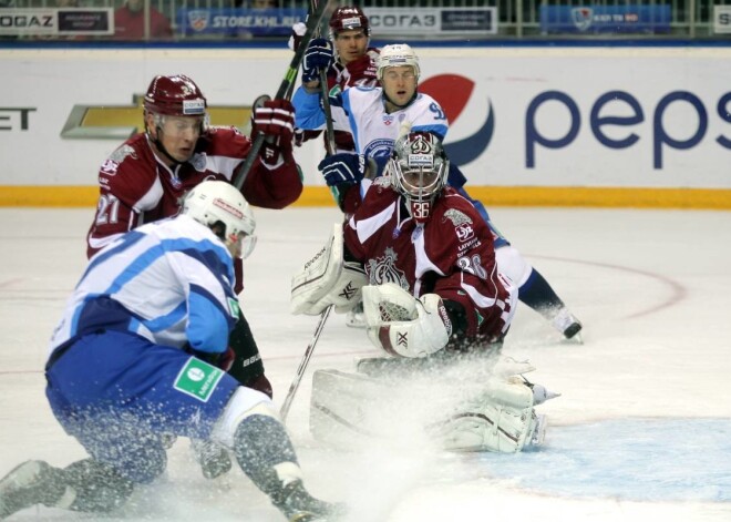 Latvijas klubs Rīgas "Dinamo" Kontinentālās hokeja līgas (KHL) regulārā čempionāta spēlē pirmdien savā laukumā ar 1:3 (0:1, 1:0, 0:2) piekāpās Baltkrievijas komandai Minskas "Dinamo", ciešot jau ceturto zaudējumu pēc kārtas.