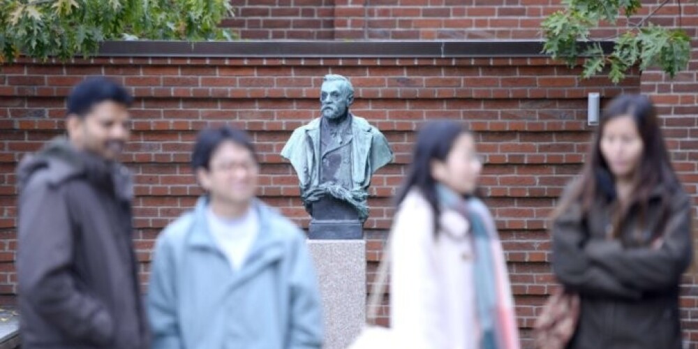 По традиции, Нобелевские комитеты до последнего момента ничего не сообщают ни о претендентах на премию