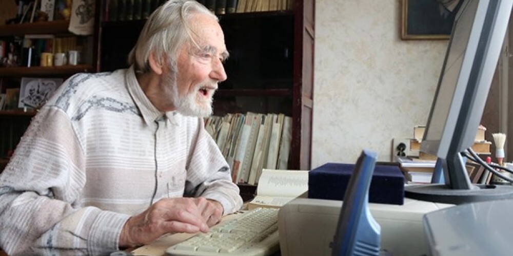 86 gadus vecā tulkotāja Bisenieka jaunības eliksīrs: ņemt sevi rokās un nesēdēt ilgi pie datora