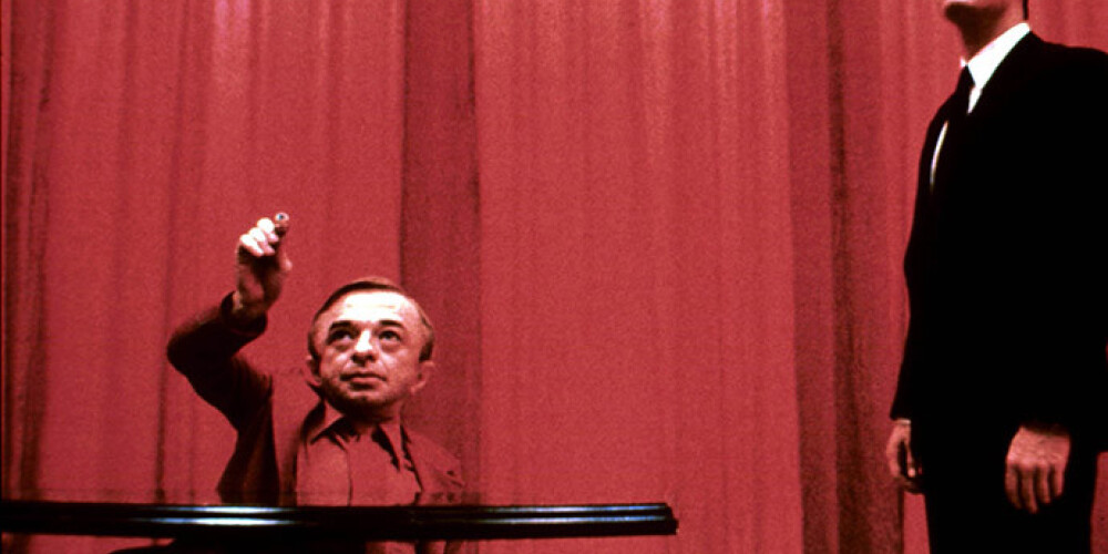 1990. un 1991.gadā tika uzņemtas divas "Twin Peaks" sezonas, kurās bija vēstīts par kādas skolnieces slepkavības izmeklēšanu nelielajā Tvinpīkas pilsētiņā.