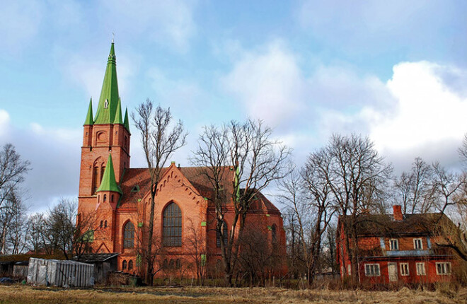 Latviešu luterāņu draudze Kuldīgā darbojas jau kopš 1560. gada, bet pie sava dievnama – Kuldīgas Svētās Annas baznīcas tā tika tikai 1904. gadā.