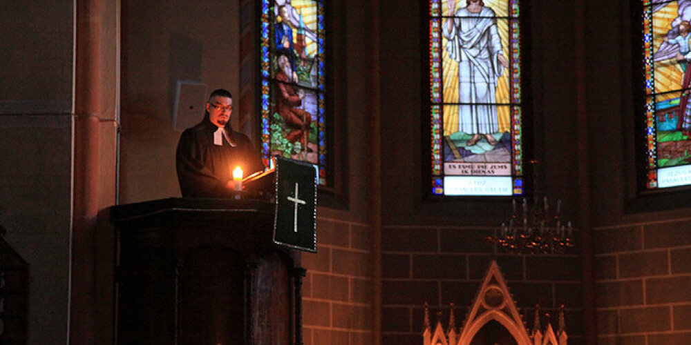 Atkopies pēc avārijas, kurā šovasar cieta baikeris – mācītājs Martiņš Burke – Burkevics, viņš kopā ar savu draudzi oktobra nogalē svinēs Kuldīgas Svētās Annas baznīcas 110. dzimšanas dienu.