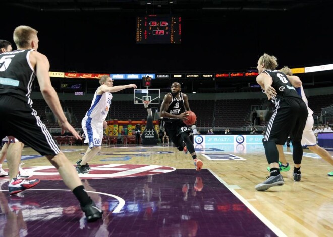 Latvijas vicečempioni "VEF Rīga" jaunās VTB bankas rīkotās Vienotās basketbola līgas (VBL) sezonas pirmajā spēlē ceturtdien savā laukumā ar rezultātu 77:75 (21:15, 19:13, 15:27, 22:20) uzvarēja Krievijas komandu Krasnojarskas "Jeņisej".