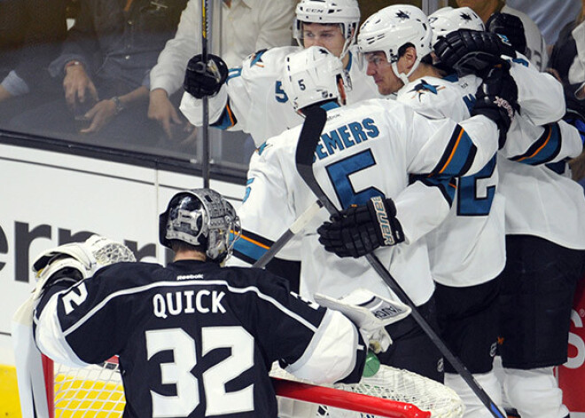 "Sharks" sabojā "Kings" sezonas atklāšanas ballīti. VIDEO