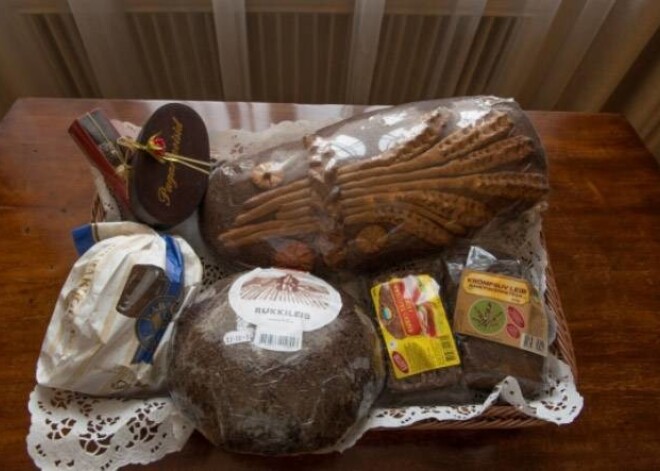 Igaunijas pirmais pāris atkal kopā! Ilvesu pāris tiekas ar Igaunijas maiznieku brālības pārstāvjiem