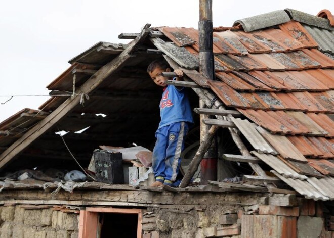Ciematiņš  Tiszavasvari atrodas 200 kilometru attālumā no Ungārijas galvaspilsētas Budapeštas. Kad 2010.gadā tur pie varas nāca radikālie nacionālisti, politiķi solīja uzlabot romu minoritātes dzīves apstākļus, taču realitāte izrādījās citādāka - 13 tūkstoši čigānu grimst nabadzībā, netīrībā un aizmirstībā, turklāt tiekot vajāti. 12.oktobrī notiks kārtējās Ungārijas vietvaru vēlēšanas