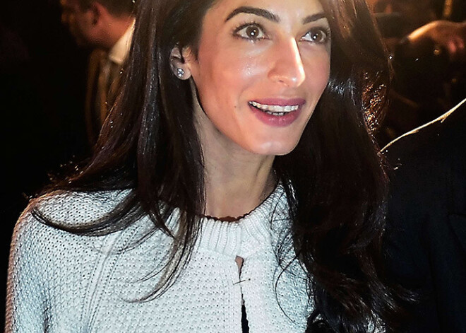 Amala Alamudina pārgājusi vīra uzvārdā