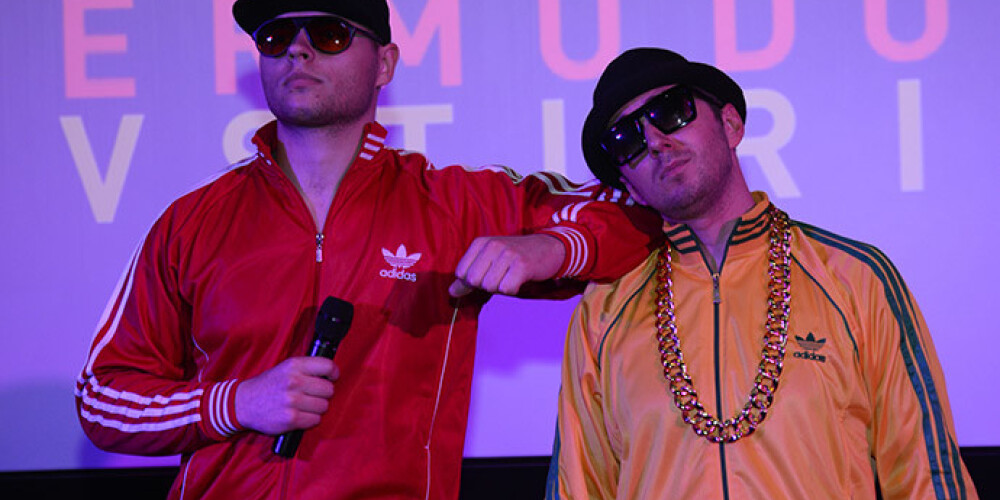 Grupa "Bermudu divstūris" albuma "Dejojam neguļam" prezentācijā sev pieteica kā ballīšu karaļus.