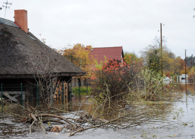 Ogres iedzīvotāja Dzintra: "Ūdens nāca iekšā ļoti strauji". FOTO