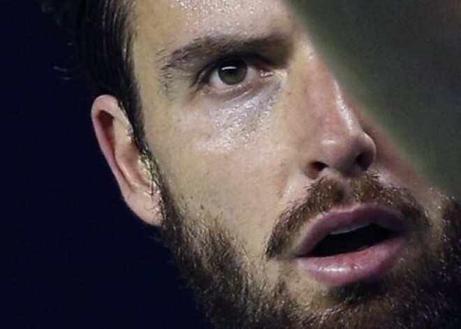 Ernests Gulbis smagā cīņā iekļūst Kremļa kausa pusfinālā