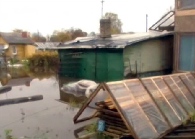 Eksperiments pierāda: applūdušās mājas drošāk sargāt pašiem. VIDEO