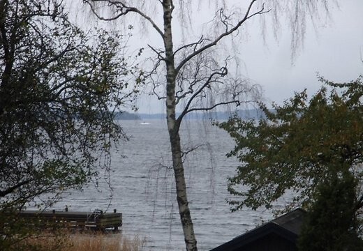 Preses konferencē armijas pārstāvji demonstrēja fotogrāfiju, kurā jūrā redzams kāds viļņu ieskauts objekts, kas nozudis dzelmē.