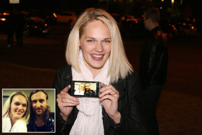 Mūziķa Andra Kiviča sieva Madara neslēpj prieku, ka tikusi pie kopbildes ar pasaulslaveno dīdžeju Deividu Getu.