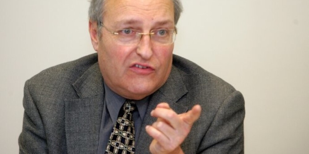 Publikācijas autors, Simona Vīzentāla centra pārsāvis Zurofs.