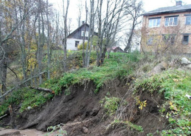 Bīstama situācija Mazozolu pagastā: nogruvis Līčupes krasts. FOTO