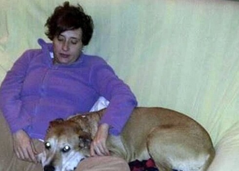 Медсестра Ромеро и ее пес Экскалибур, который в целях карантина был усыплен