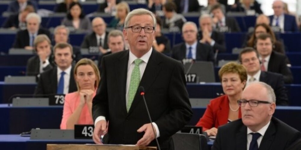 Европарламент утвердил новую Еврокомиссию во главе с Юнкером