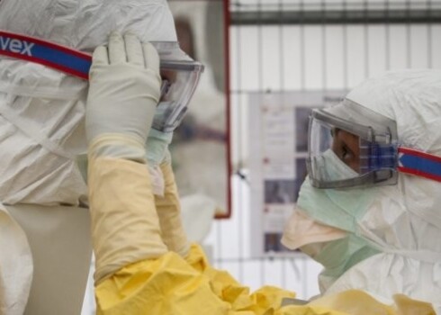 Всемирная организация здравоохранения оценивает риск распространения вируса Эбола в Европе, в том числе в Латвии, как низкий