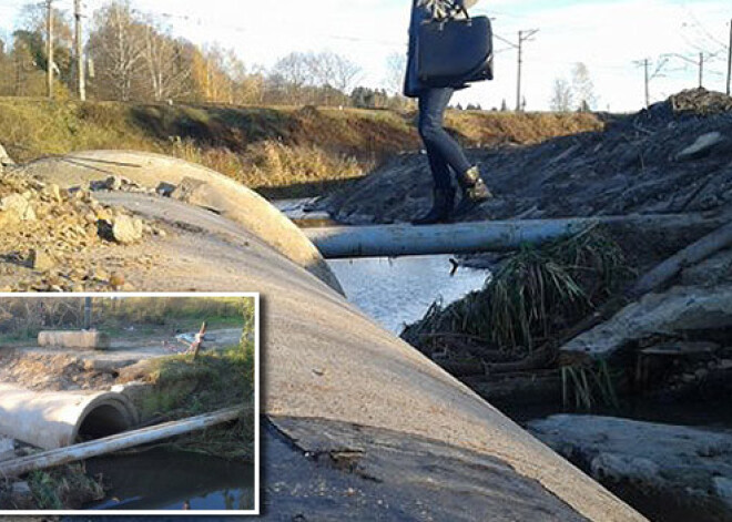 Pārogres iedzīvotāji pēc plūdiem uz staciju dodas, apdraudot savu drošību. FOTO