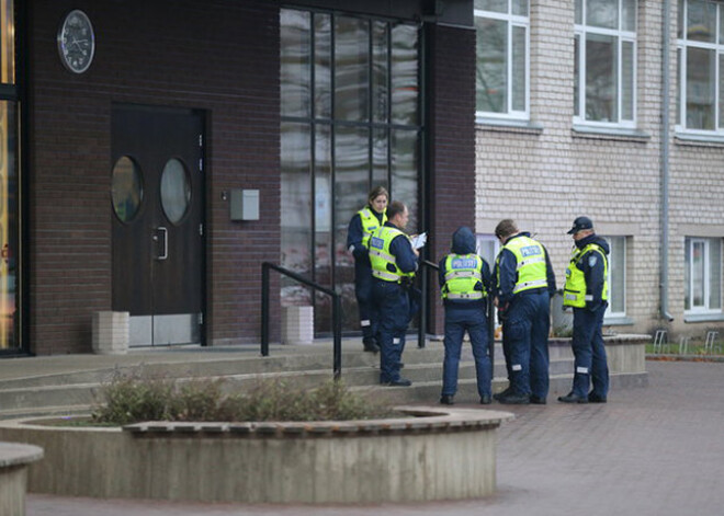 Tepat kaimiņos, Igaunijā,  9.klases audzēknis skolā nošauj pedagogu