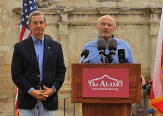 Kolinss uzstājas svinīgajā ceremonijā Alamo fortā.