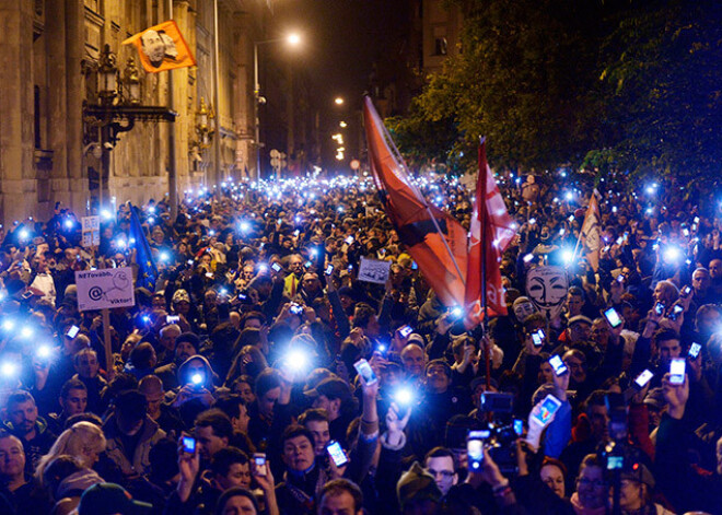 Ungārijā 100 000 cilvēku protestē pret interneta nodokli. FOTO