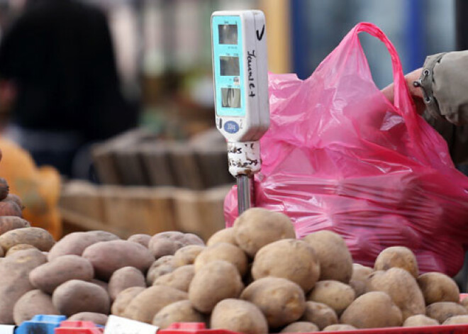 Dārgākas kļuvušas auzu pārslas un makaroni; kartupeļi - lētāki