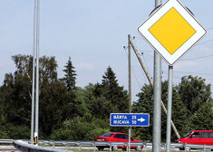 Vakar pēcpusdienā Grobiņas tuvumā avarējusi un vairākus kūleņus apmetusi automašīna ar zīdaini pasažieru krēslā.