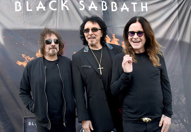 Patlaban "Black Sabbath" spēlē oriģinālā sastāva dalībnieki Gīzers Batlers, Aiomi un Osborns.