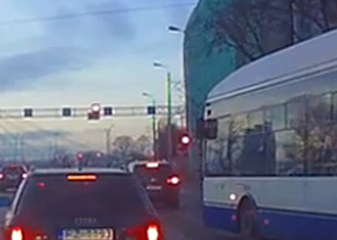 Trolejbuss rupji pārkāpj satiksmes noteikumus. Tas notiekot reti! VIDEO