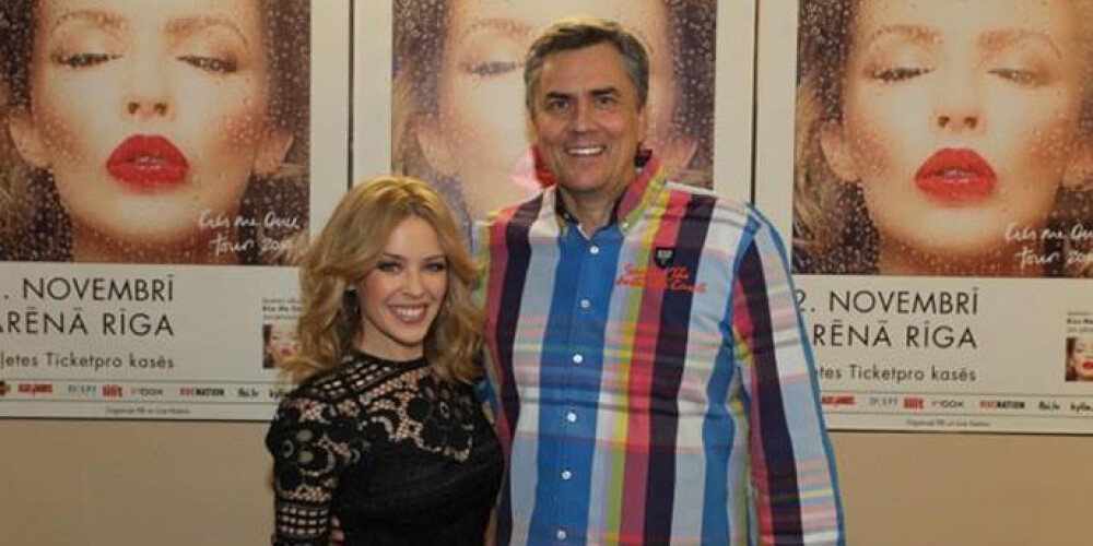 Iespējams, arī šī fotogrāfija ar dziedātāju Kailiju Minogu tiks pielikta Šipkēvica darba kabinetā pie sienas, kuru jau rotā vairāki foto rāmji kopā ar Jāni un slaveniem cilvēkiem.